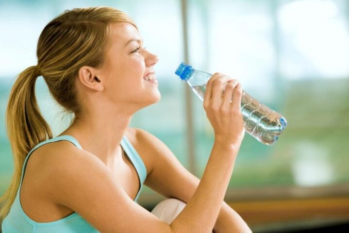Bei einer Trinkdiät ersetzt Wasser die Nahrung