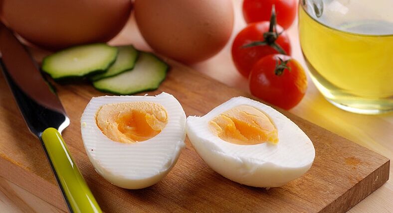 gekochtes Ei und Gemüse zur Gewichtsreduktion
