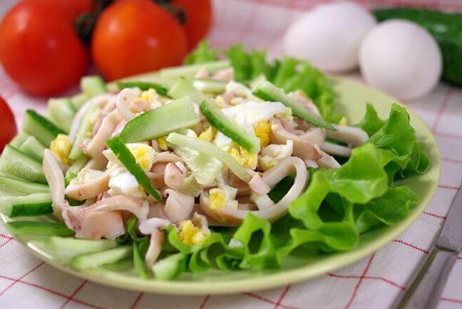 Calamari-Salat mit Eiern und Gurken auf einer Low-Carb-Diät